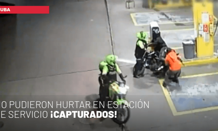 Policías capturando a dos hombres en estación de gasolina en Suba.