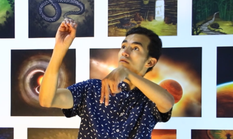 Imagen de un hombre interpretando lengua de señas en un evento en Bogotá.