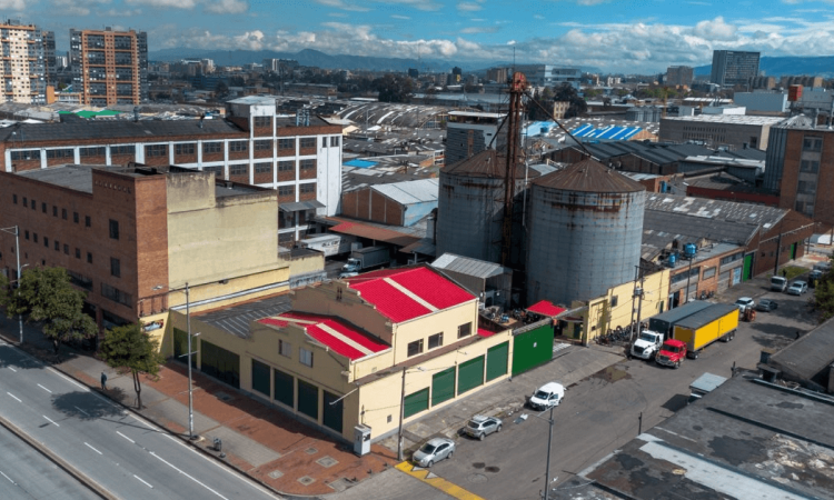 Foto que muestra casas y carros 