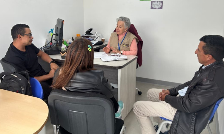 Cuatro personas reunidas en una Casa de Justicia 