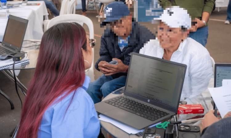 Foto que muestra tres personas hablando 
