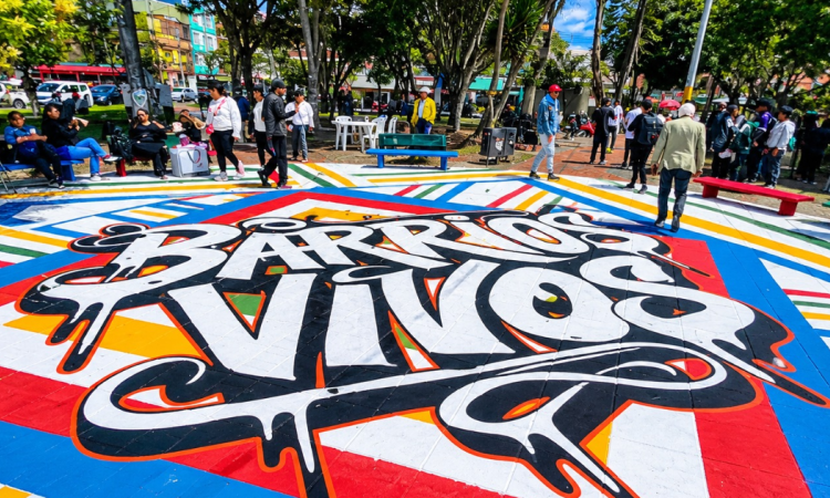 Foto de un suelo pintado con la palabra Barrios Vivos 