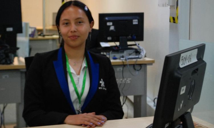 Foto que muestra una mujer frente a un computador 