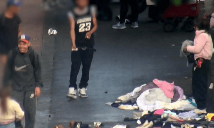 Mujer captada por cámaras de videovigilancia en el centro de Bogotá.