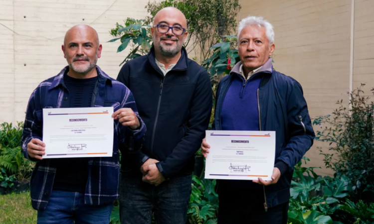 Imagen de tres hombres mayores, de los cuales dos muestran un diploma, el otro es el secretario de Cultura de Bogotá, Santiago Trujillo.