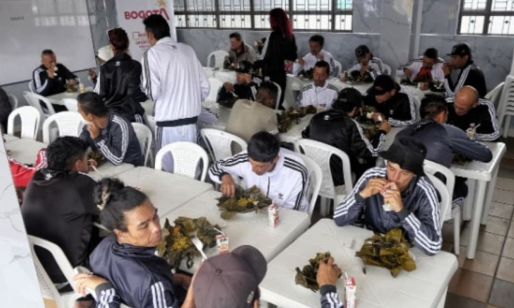 Habitantes de calle comiendo en un nuevo Centro de Acogida