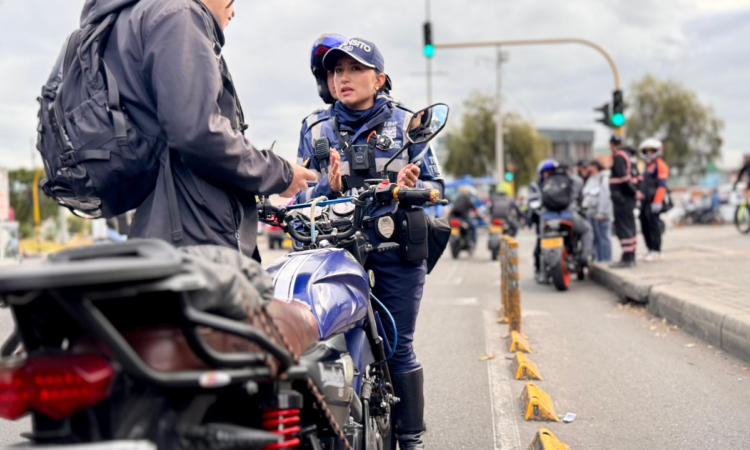 Foto de una agente de transito hablando con un ciudadano 