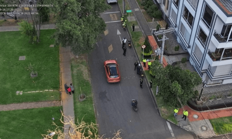 Imagen aérea de patrullaje en el barrio Bella Suiza, en el norte de Bogotá.