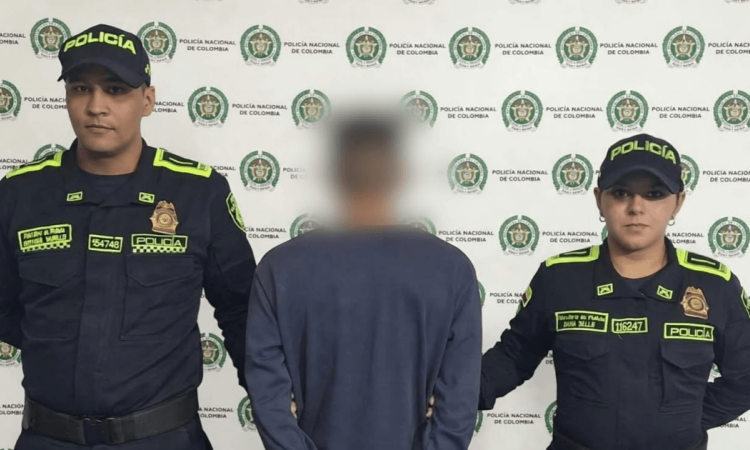 Hombre capturado en medio de dos policías.