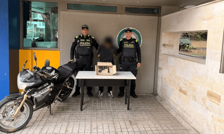 Foto que muestra dos policías y un capturado 