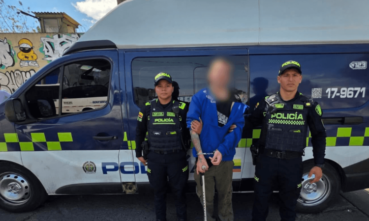 Hombre capturado en medio de dos policías