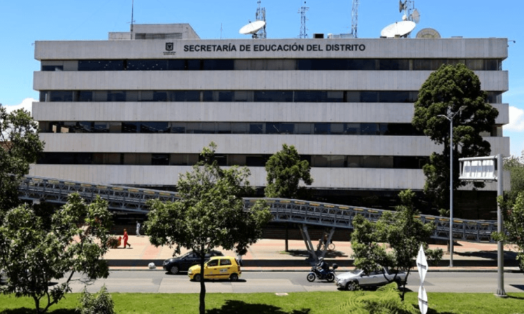 Foto que muestra una fachada de un edificio blanco con el letrero Secretaría de Educación 