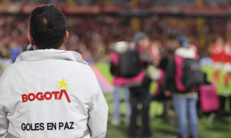 Gestor de Goles en Paz durante partido de Santa Fe en El Campín.