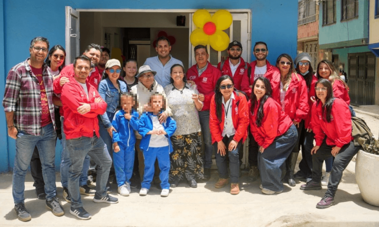 Foto que muestra un grupo de personas reunidas y sonrientes 