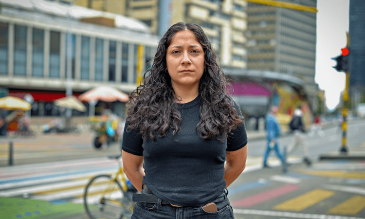 Mujer vestida de negro.