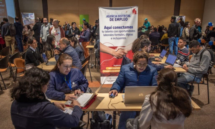 Personas asistiendo a las ferias de empleo de la Secretaría Distrital de Desarrollo Económico
