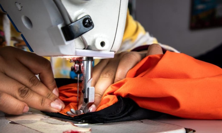 Persona utilizando una maquina de coser 