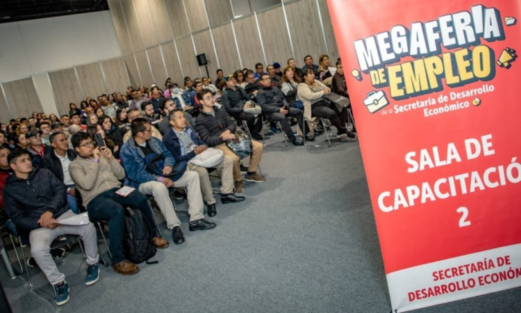 Foto de participantes en la Megaferia de Empleo de Bogotá.