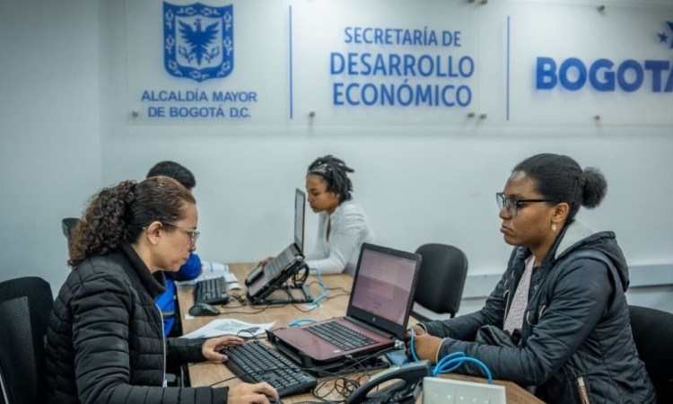 Persona mayor de 50 años acudiendo a los servicios de la Secretaría Distrital de Desarrollo Económico