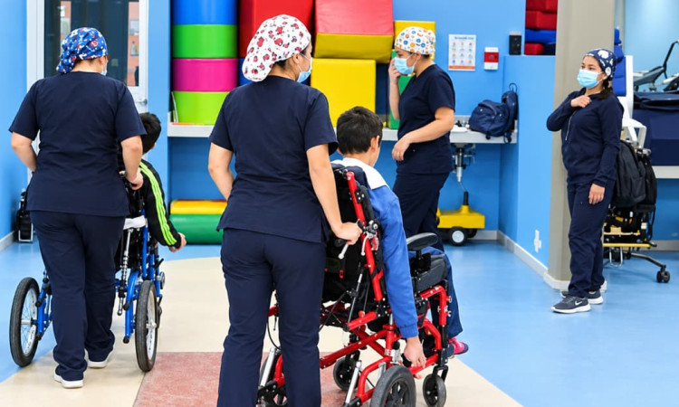 Foto de un Centro Amar con niños o personas en discapacidad accediendo a servicios sociales en Bogotá.