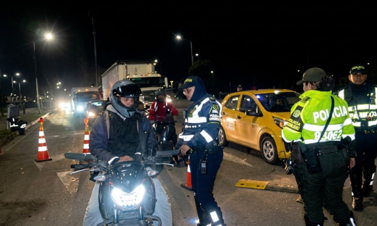 Foto de policías en puesto de control sobre restricción de circulación motociclistas en Bogotá durante Halloween 2026