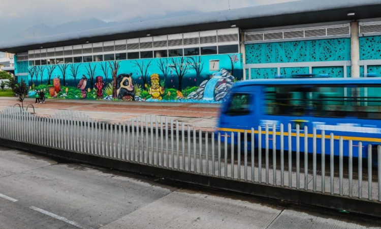 Foto de un bus en una vía de Bogotá 
