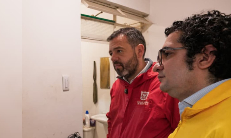Foto del alcalde Carlos Fernando Galán junto al secretario de Integración Social saliente, Roberto Angulo.