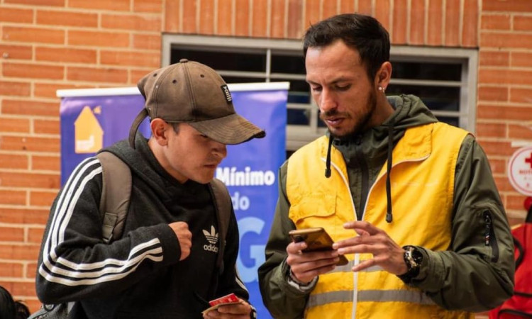 Foto de dos personas en una feria de Ingreso Mínimo Garantizado en Bogotá.