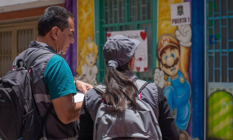 Foto de encuestadores en calles de Bogotá.