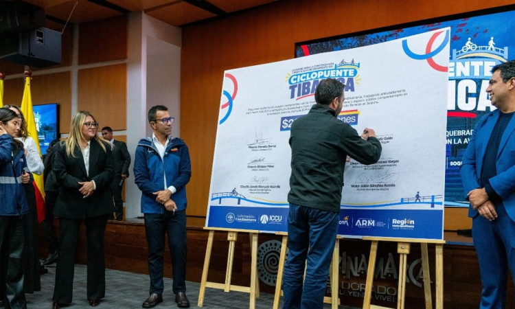 Foto de la firma del acuerdo entre Bogotá, Cundinamarca y Soacha para construir el nuevo Ciclopuente Tibanica.