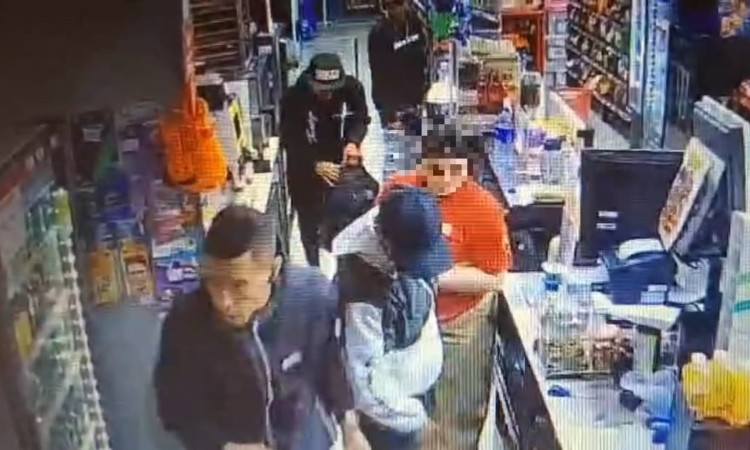 Imagen de cámaras de seguridad que evidencian el ingreso de los tres capturados al restablecimiento en Fontibón con armas de fuego. 