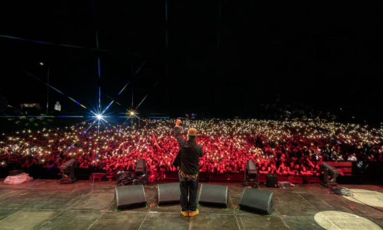 Foto de una de las tarimas de Rock al Parque 2026 con el público de fondo.