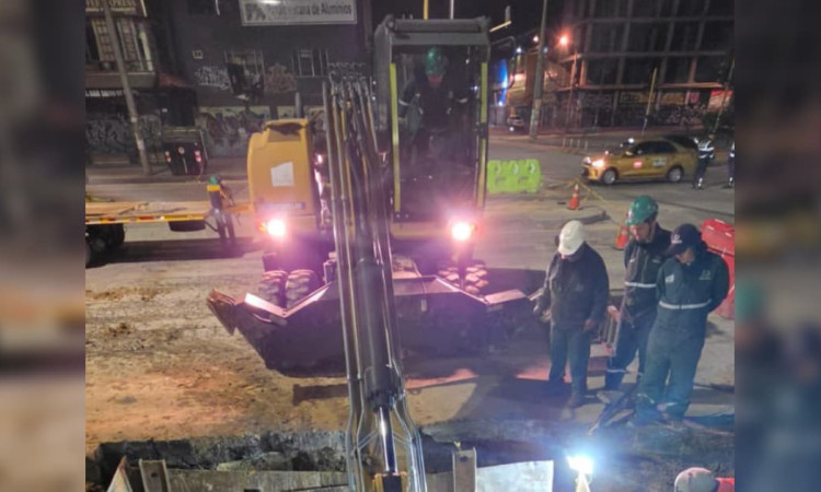 Foto de obras y maquinaria del Acueducto de Bogotá en una vía.