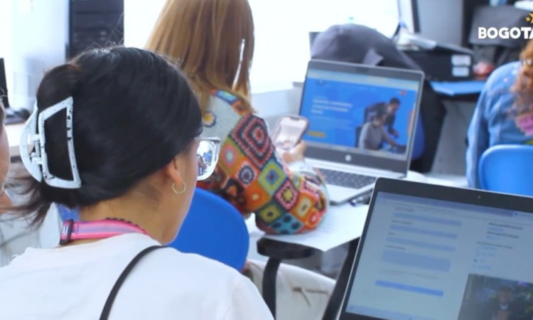 Personas navegando en la plataforma Conéctate y Crece