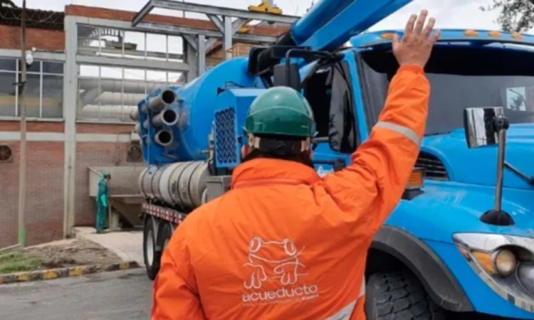 Equipo operativo del Acueducto realizando labores de mantenimiento.