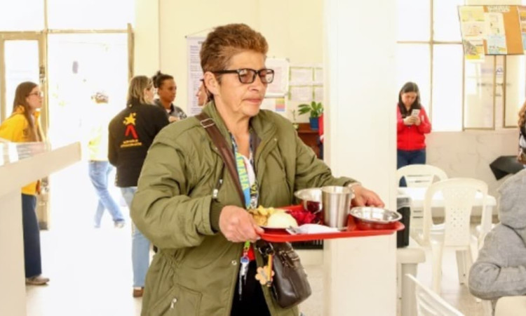 Foto de una mujer en un comedor comunitario en Bogotá.