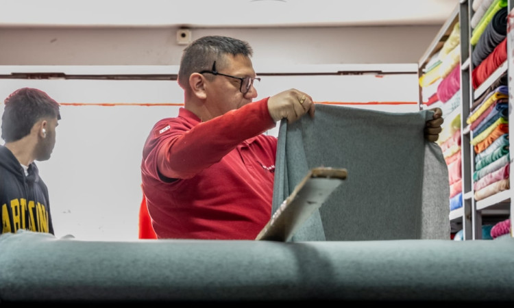 Hombre trabajando en Bogotá