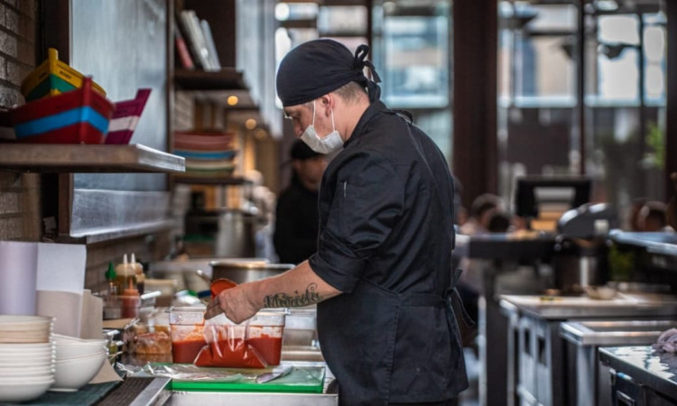 Hombre trabajando en un restaurante en Bogotá