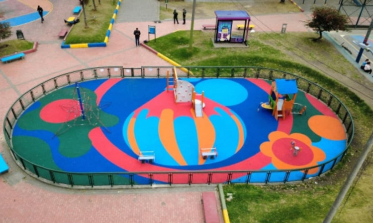Foto de un parque local tras obras de renovación en Bogotá.