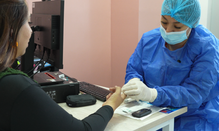 Foto de una doctora atendiendo una paciente mujer 