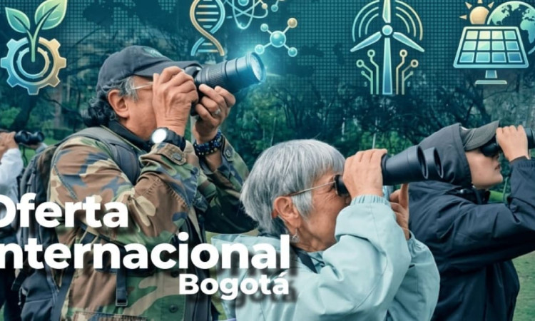 Foto de un grupo de adultos mayores revisando paisajes en Bogotá con binoculares.