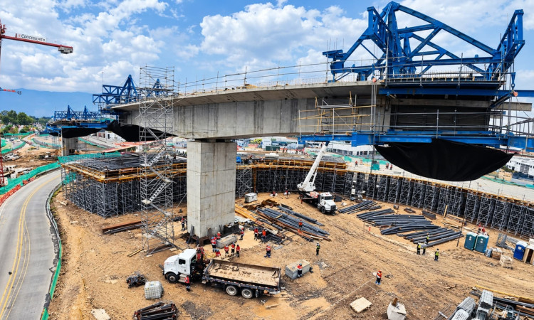 Foto de la construcción de los nuevos puentes de la Nueva calle 13 con avenida Las Américas en Bogotá.