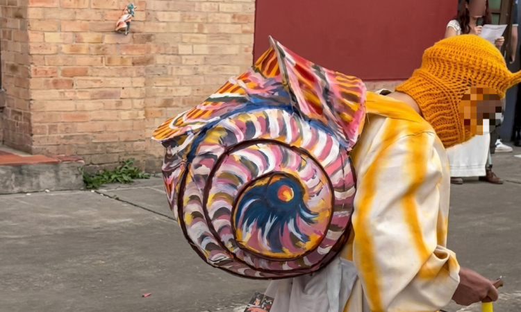 Foto de un niño con un disfrazado de caracol 