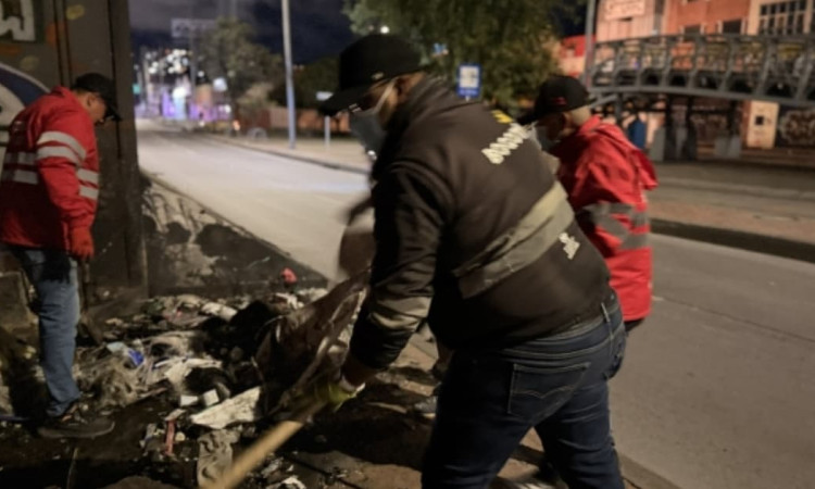 Foto de un grupo de funcionarios de la Alcaldía de Bogotá, realizando retiro de residuos en inmediaciones al Canal Comuneros.