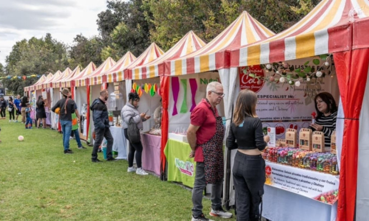Asistentes de Rock al Parque visitan los emprendimientos que hicieron parte de una edición pasada del festival