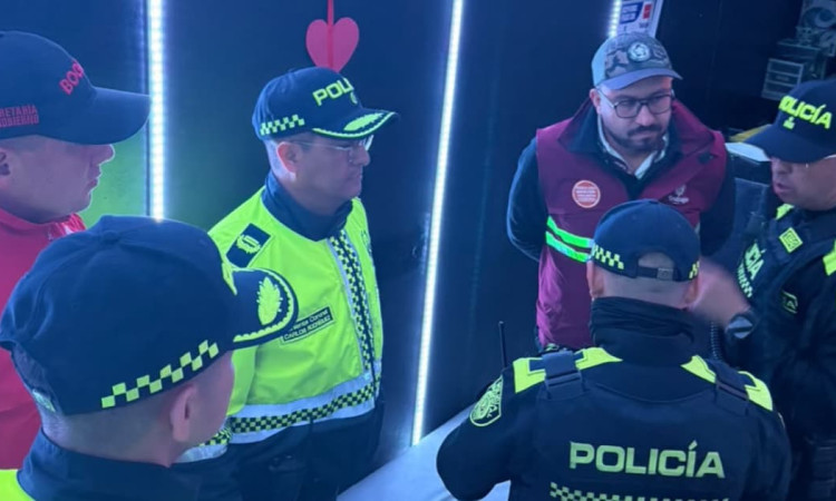 Foto del operativo de sellamiento de tres bares que funcionaban bajo fallada de sindicados en el barrio Restrepo de Bogotá.