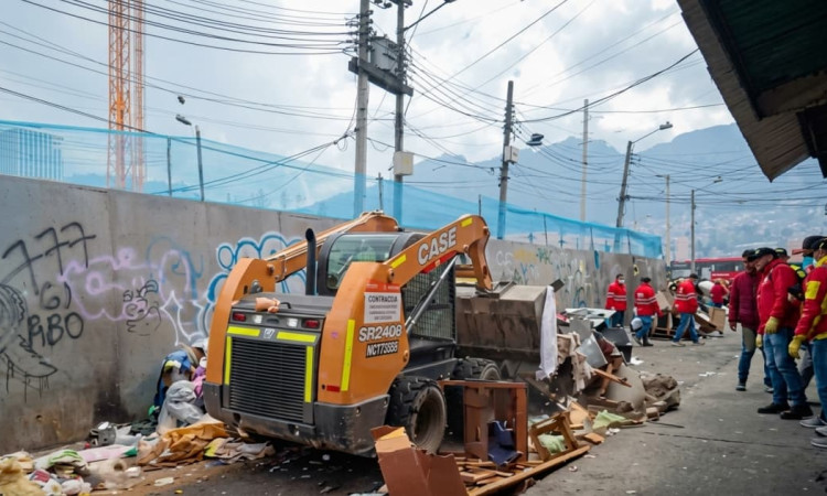 Foto de maquinaria y funcionarios del Distrito en la invertención de espacio público en el barrio San Bernardo.