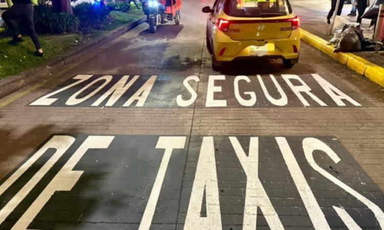 Foto de un taxi en una vía de Bogotá