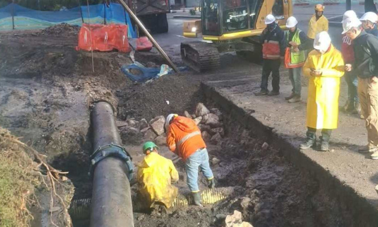 Foto que muestra operarios del acueducto reparando una tubería 