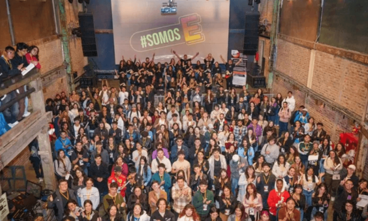 Foto que muestra un grupo de estudiantes celebrando